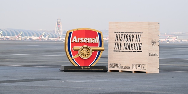 Emirates, Uçak Parçalarından Oluşan Arsenal Armasını Ekrana Taşıdı